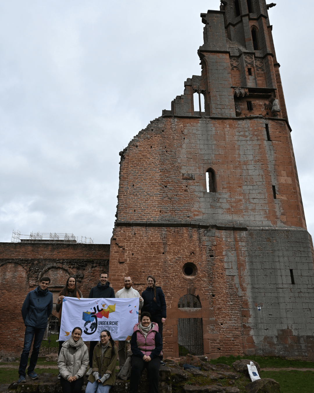 Die Teilnehmenden des Spiri-Wochenendes vor der Klosterruine Limburg in Bad Dürkheim.